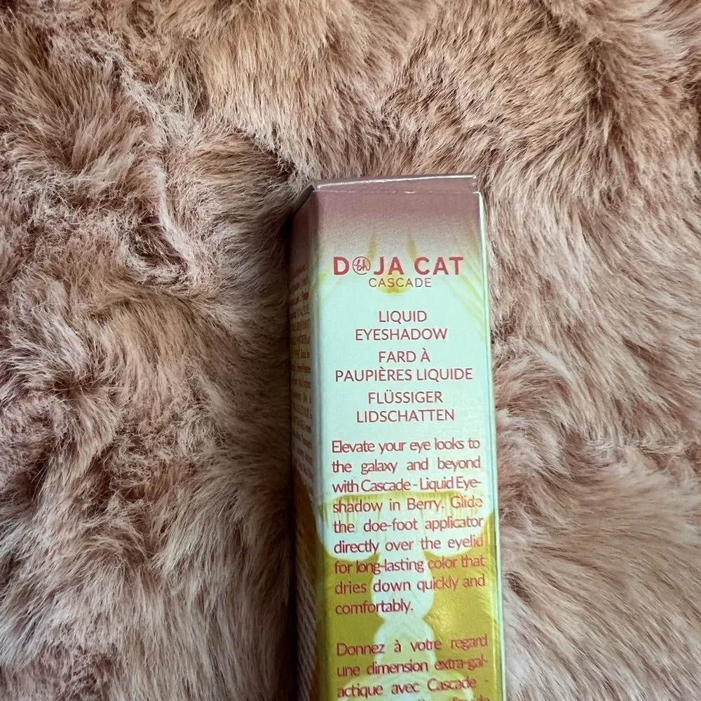 BH COSMETICS X DOJA CAT CASCADE LIQUID EYESHADOW. Berry.